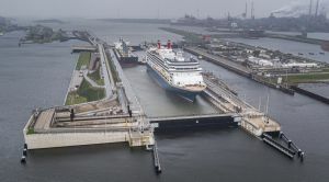 Grootste zeesluis ter wereld in IJmuiden geopend